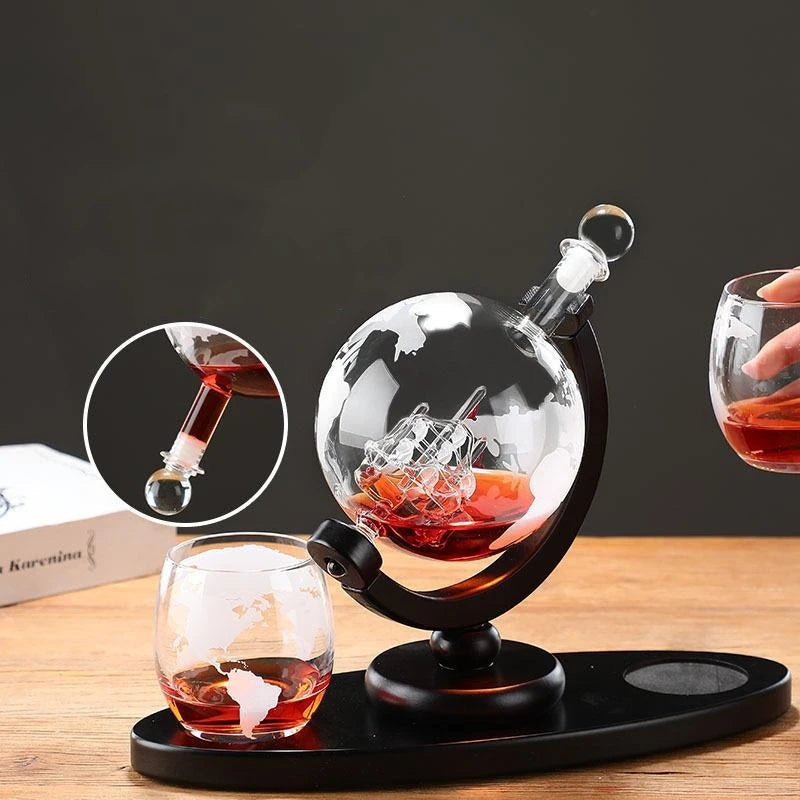 Dekanter Set mit bleifreier Karaffe, exquisitem Holzständer und 2 Whiskygläsern,