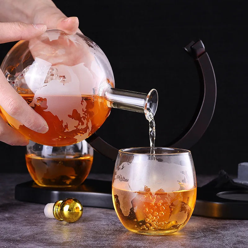 Dekanter Set mit bleifreier Karaffe, exquisitem Holzständer und 2 Whiskygläsern,