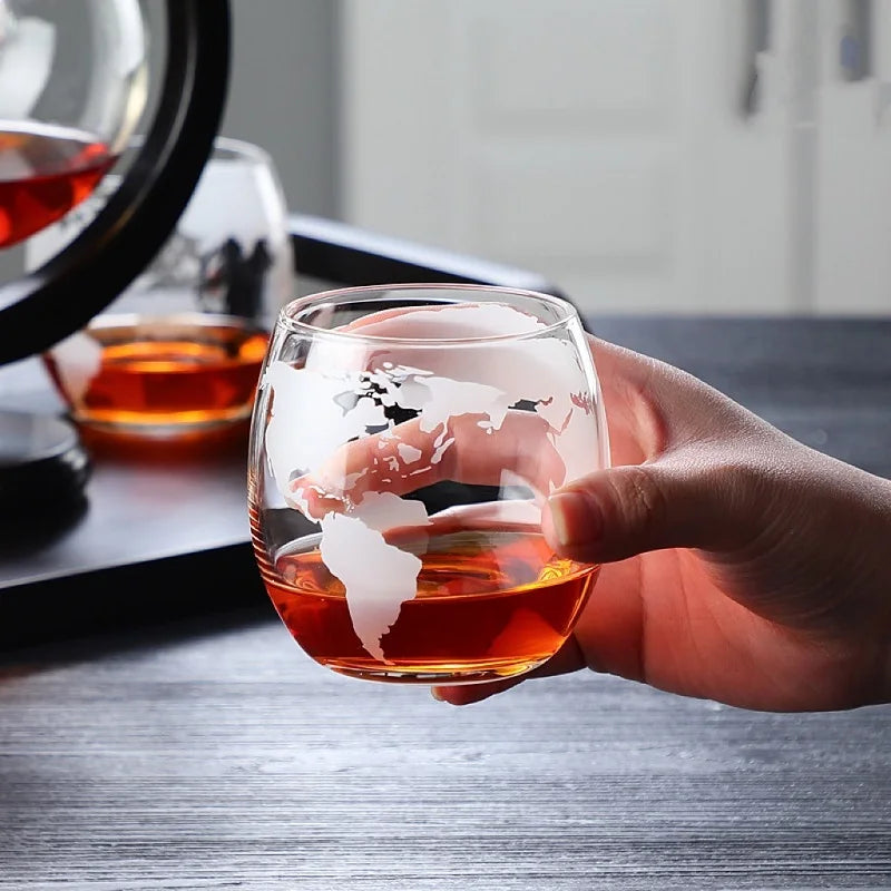 Dekanter Set mit bleifreier Karaffe, exquisitem Holzständer und 2 Whiskygläsern,